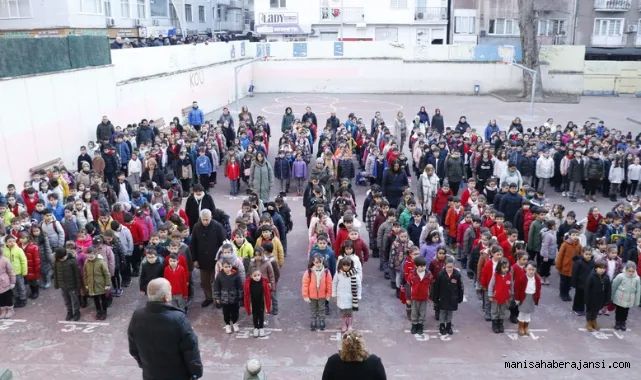 Tüm Türkiye'de okullarda şehitler için saygı duruşu