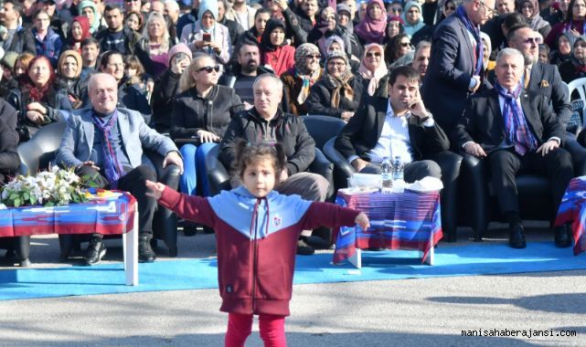 Manisa’daki Hamsi festivalinde hamsileri yiyen vatandaşlar enerjilerini horonla attı