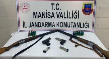 Manisa Gördes'te Jandarmadan Operasyon: Ruhsatsız Silahlar ve Dedektör Ele Geçirildi