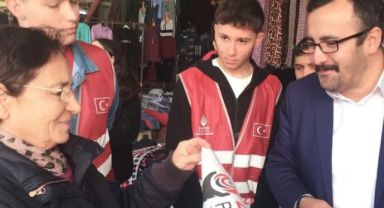 Zafer Partisi Salihli Belediye Başkan Adayı Mehmet Anıl Korkmaz Pazar Pazarını Gezdi: "Bu Torbayı Daha Ucuza Dolduracak"