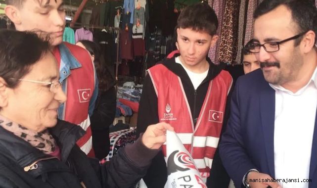 Zafer Partisi Salihli Belediye Başkan Adayı Mehmet Anıl Korkmaz Pazar Pazarını Gezdi: "Bu Torbayı Daha Ucuza Dolduracak"