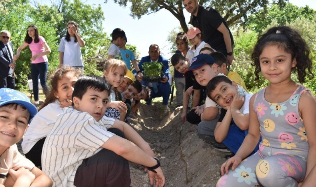 ÖĞRENCİLER SEBZE FİDELERİNİ TOPRAK İLE BULUŞTURDU.