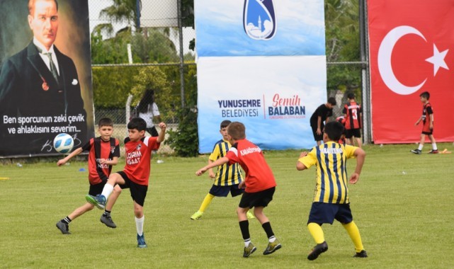 Yunusemre'de Çocuklardan 23 Nisan'a Özel Futbol Resitali