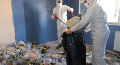 YAŞLI ADAMIN EVİNDEN 1 KAMYON ÇÖP ÇIKARDI