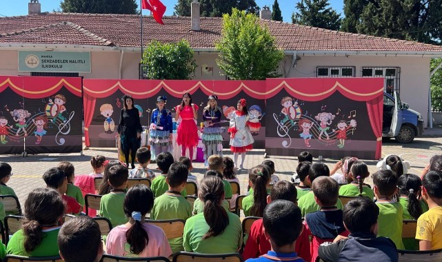 YUNUSEMRE KENT TİYATROSU HALITLI’DA ÖĞRENCİLERLE BULUŞTU