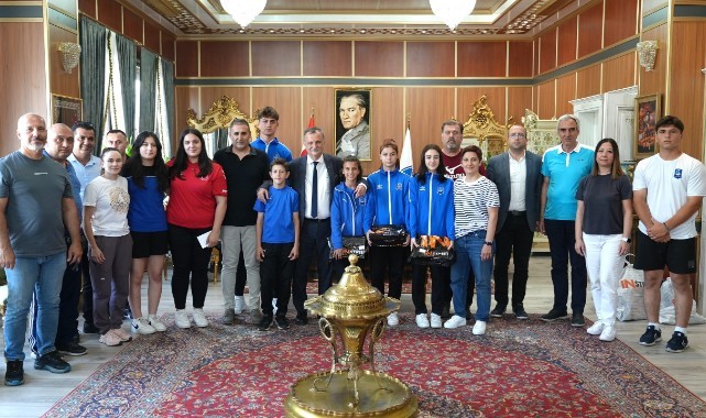 BAŞKAN BALABAN ŞAMPİYON MİLLİ SPORCULARI ÖDÜLLENDİRDİ