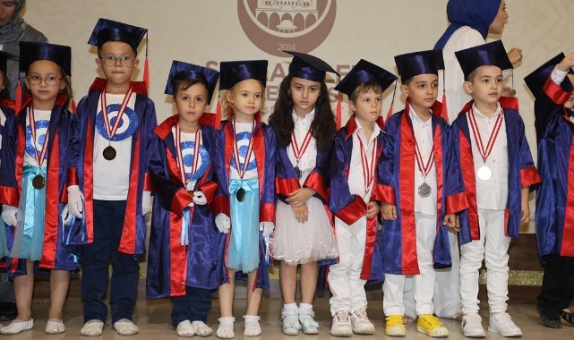 ŞEHZADELER BELEDİYESİ'NİN MİNİKLERİ MEZUN OLDU