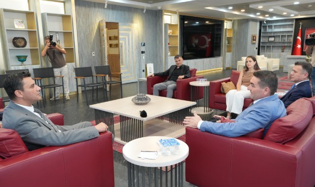 Siyaset 31 Mart’ta Bitti, 1 Nisan Sabahı Hizmet Başladı
