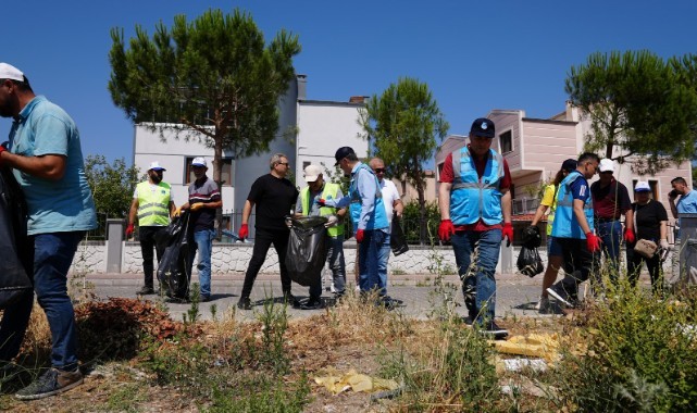 YUNUSEMRE KARAALİ’DE 2,5 TON ÇÖP TOPLADI