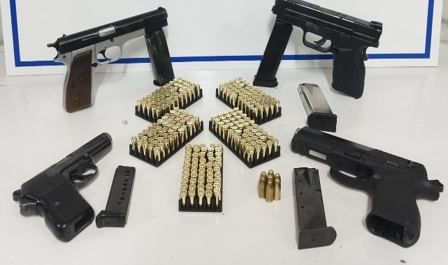 Akhisar'da Silah ve Suç Operasyonları: 4 Tabanca Ele Geçirildi, 20 Aranan Şahıs Yakalandı