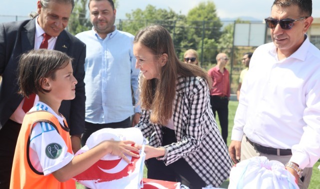 BAŞKAN DURBAY YAZ FUTBOL KURSUNDA GENÇ YETENEKLERLE BULUŞTU