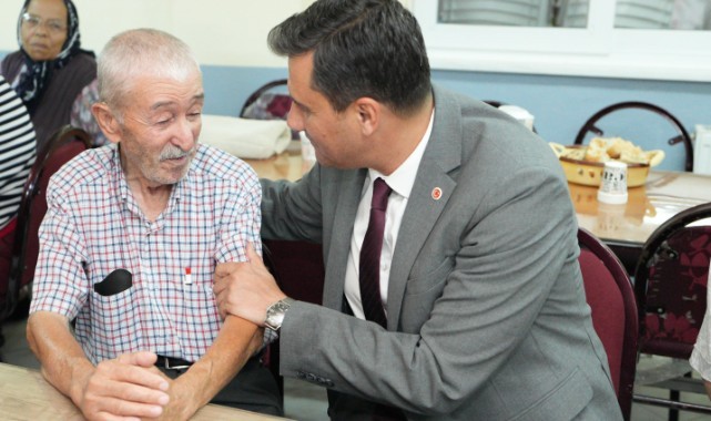 Başkan Zeyrek Orucunu Cemevinde Açtı