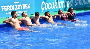 Çocuklar yaz tatilinde yüzme öğreniyo