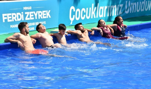Çocuklar yaz tatilinde yüzme öğreniyo