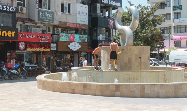 Manisa'da Büyük Tehlike: Çocuklar Yasaklı Havuzlarda Serinliyor