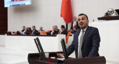 “ÇİFTÇİ DOMATESİ ÜRETİM MALİYETİNİN ALTINDA SATMAK ZORUNDA KALIYOR; SANAYİCİNİN ELİNDE SALÇA, ÇİFÇİNİN ELİNDE DE DOMATES KALDI”