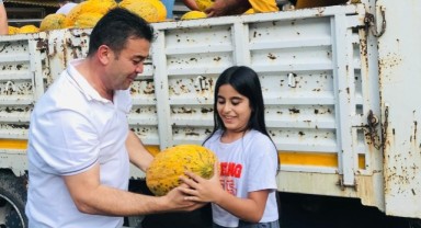 Kırkağaç Belediye Başkanı Üstün Dönmez’den Roman Mahallesine Tatlı Sürpriz