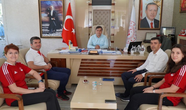 İl Müdürü Yunus Öztürk Milli Badmintoncu Ravza Bodur'u Tebrik Etti