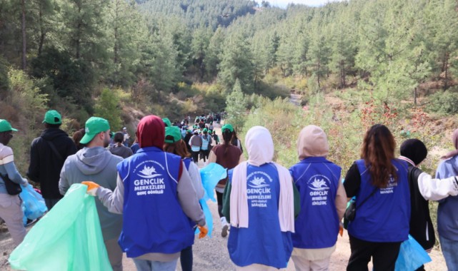 Manisa’da el ele verip ormanı temizlediler