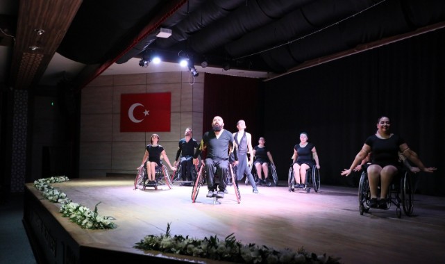 TEKERLEKLİ SANDALYE EKİBİ DANS GÖSTERİSİYLE MEST ETTİ