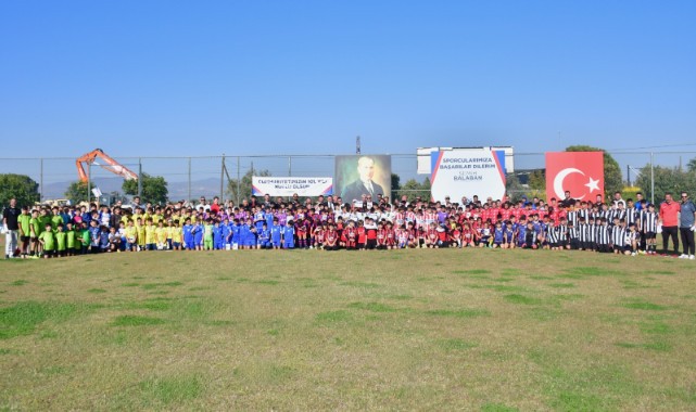YUNUSEMRE'DE 29 EKİM FUTBOL TURNUVASI COŞKUYLA YAPILDI