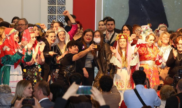 CHP Manisa İl Başkanlığı'ndan Kadına Şiddete Karşı Defile