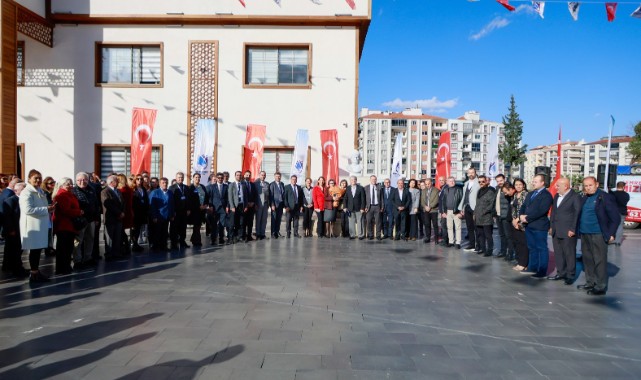 YAPTIĞI YUNUS EMRE BÜSTÜNÜ ÖĞRENCİSİ BAŞKAN BALABAN’A HEDİYE ETTİ