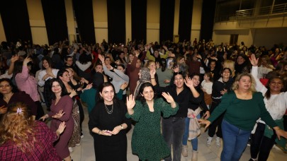 Manisalı Kadınlar 'Kadınlar Matinesi'nde Doyasıya Eğlendi