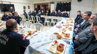 Zeyrek, Sahurda İtfaiyecilerle Aynı Sofrayı Paylaştı
