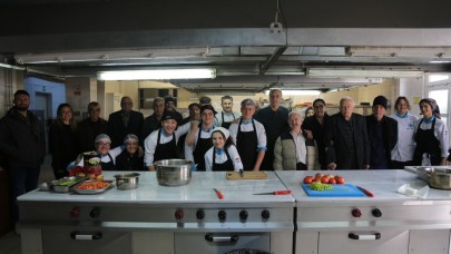 Huzurevi Sakinleri ve Liseli Gençler Mutfakta Yeteneklerini Yarıştırdı