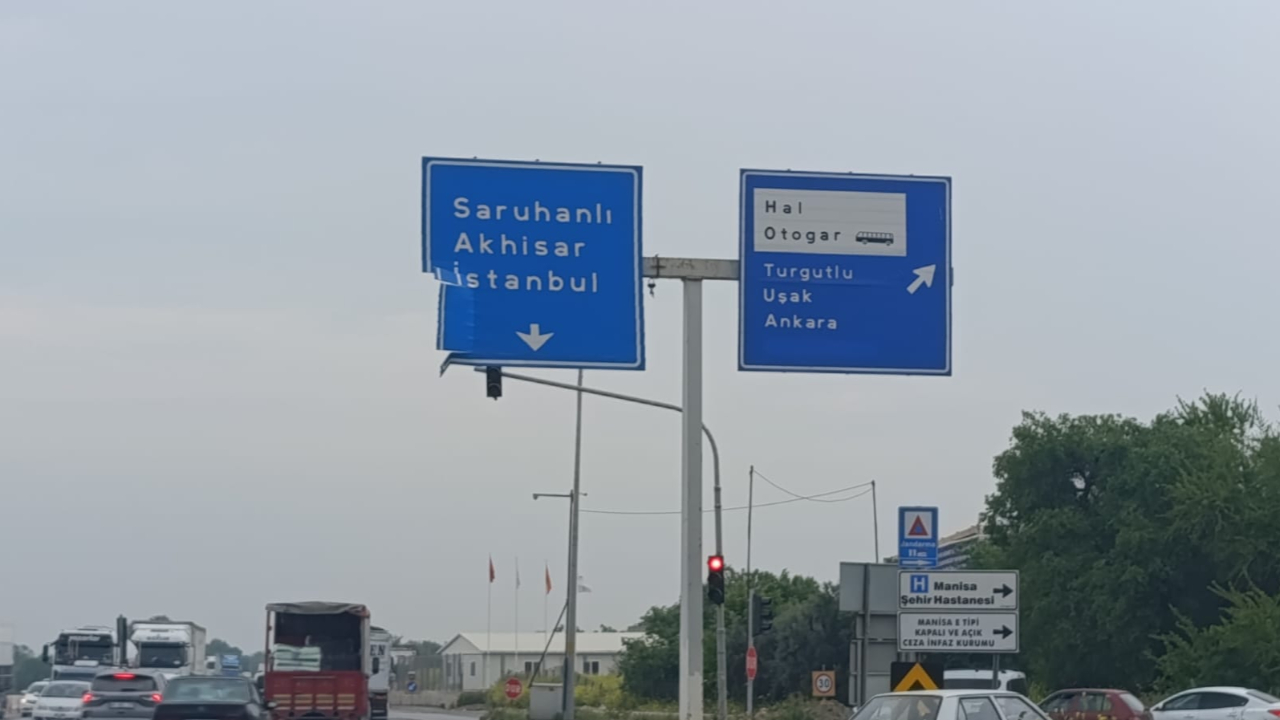 Gediz Kavşağı’nda Parçalanan Levha Tehlike Saçıyor