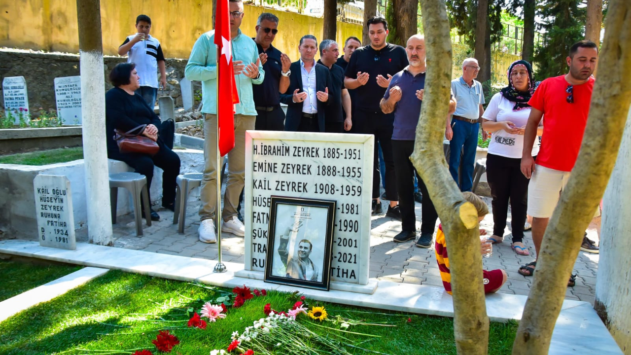 Şampiyon Minik Hentbolcular, Kupayla Ferdi Zeyrek’in Kabrini Ziyaret Etti