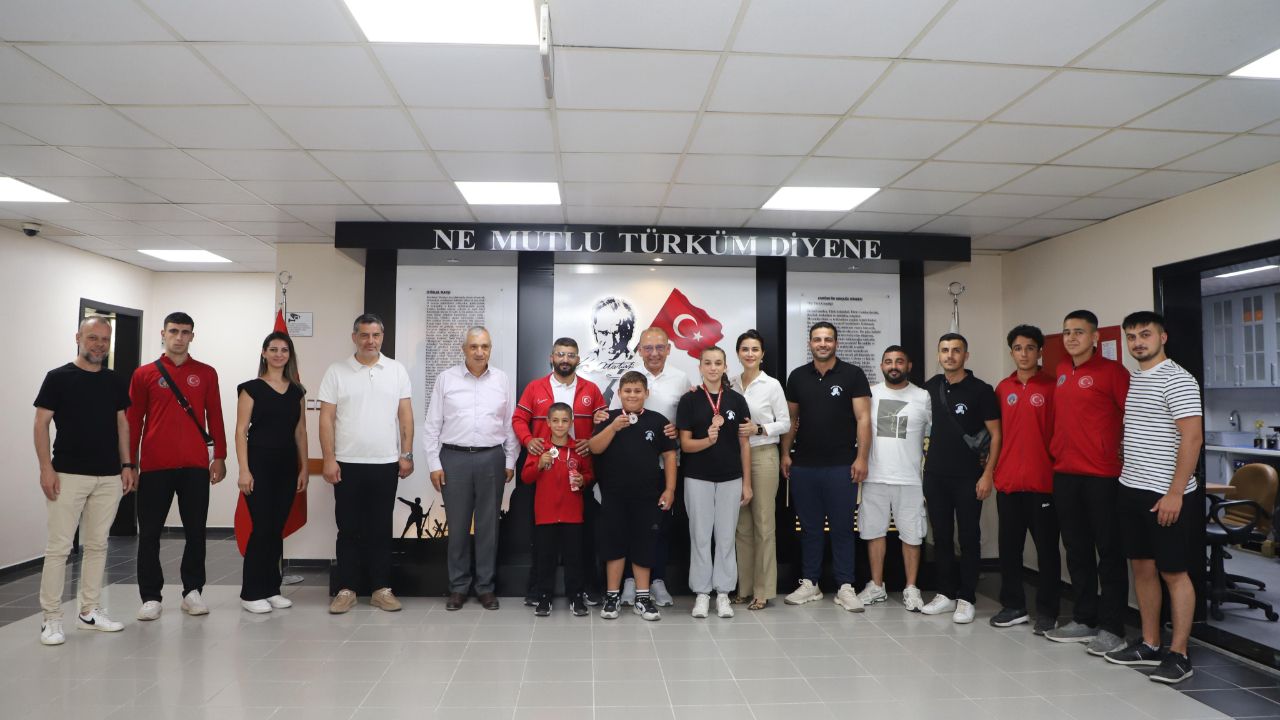 Şampiyon Güreşçilerden Başkan Akın’a Anlamlı Ziyaret