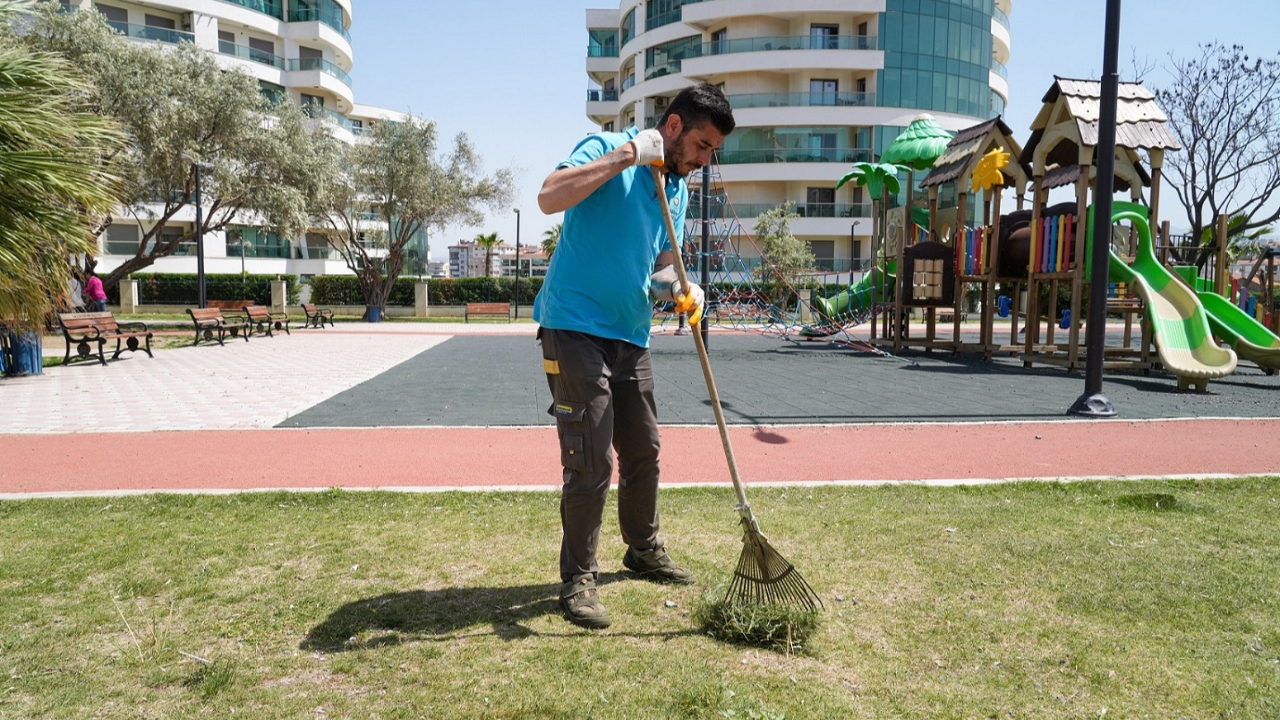 Gaziemir’in 161 Parkında Yaz Mesaisi Hız Kazandı