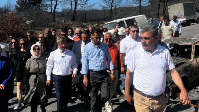 Ahmet Davutoğlu İzmir’de Yangın Mağduru Esnafı ve Şehit Ailesini Ziyaret Etti