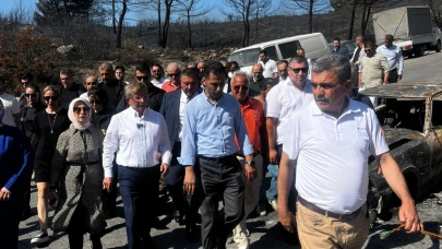 Ahmet Davutoğlu İzmir’de Yangın Mağduru Esnafı ve Şehit Ailesini Ziyaret Etti
