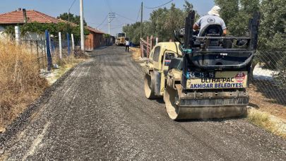 Akhisar Hürriyet Mahallesi’nde Geri Dönüşümlü Asfaltla Yol Düzenlemesi