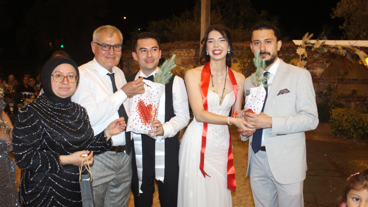 Akhisar’da Düğünden Yeşil Mesaj: Her Davetliye Bir Fidan
