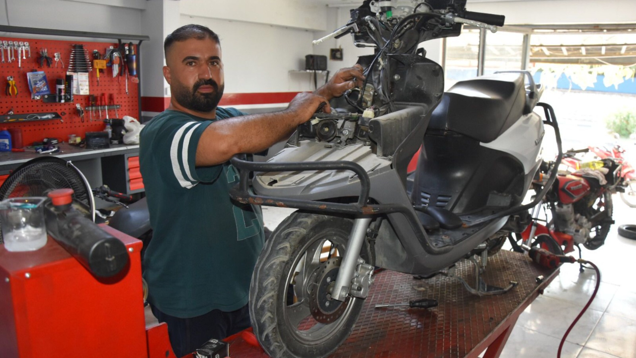 Çocukluk Hobisi Mesleğe Dönüştü: 30 Yıldır Motosiklet Tamiri Yapıyor