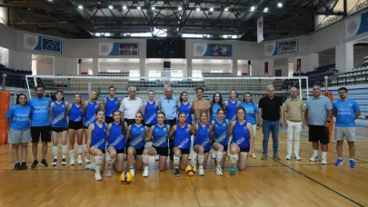 Minik Voleybolcular Belgelerini Başkan Çetin Akın’dan Aldı