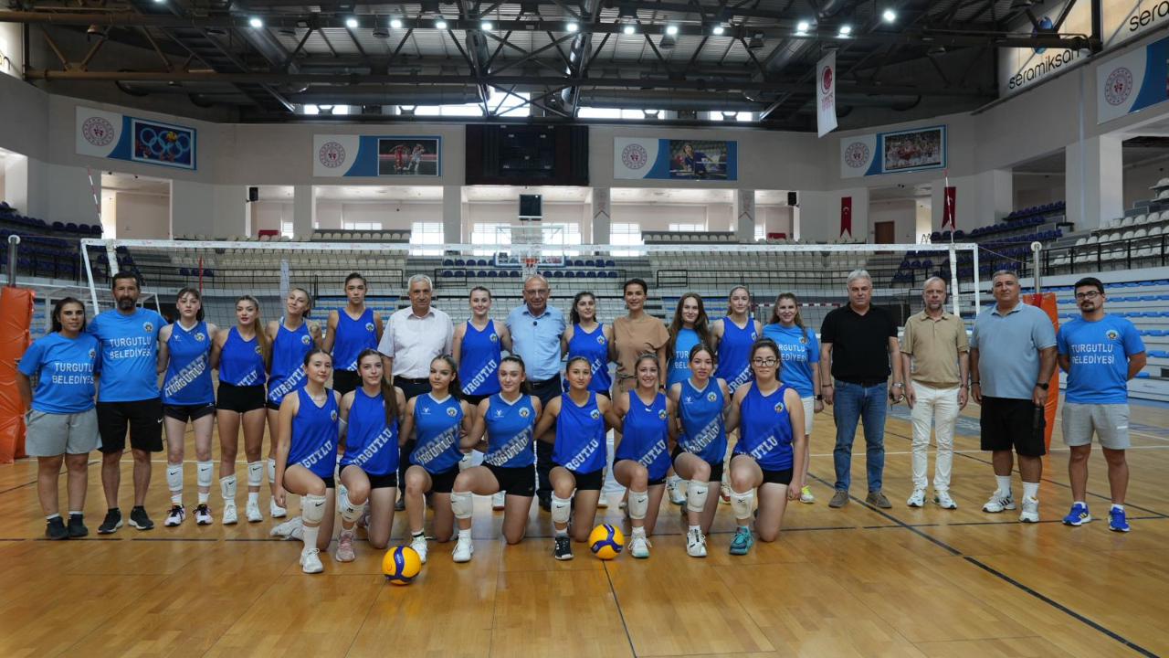 Minik Voleybolcular Belgelerini Başkan Çetin Akın’dan Aldı