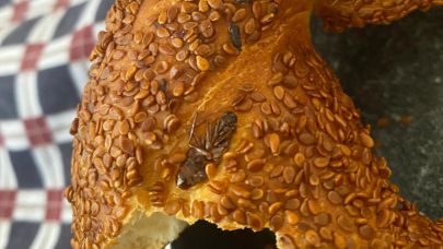 Muradiye’de Simitten Hamam Böceği Çıktı: “Sizin Evinizde Yok mu?” Savunması