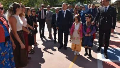 İlköğretim  kutlama Haftası'nda  Vali Vahdettin Özkan Öğrencilerle İlk Ders Zilini Çaldı