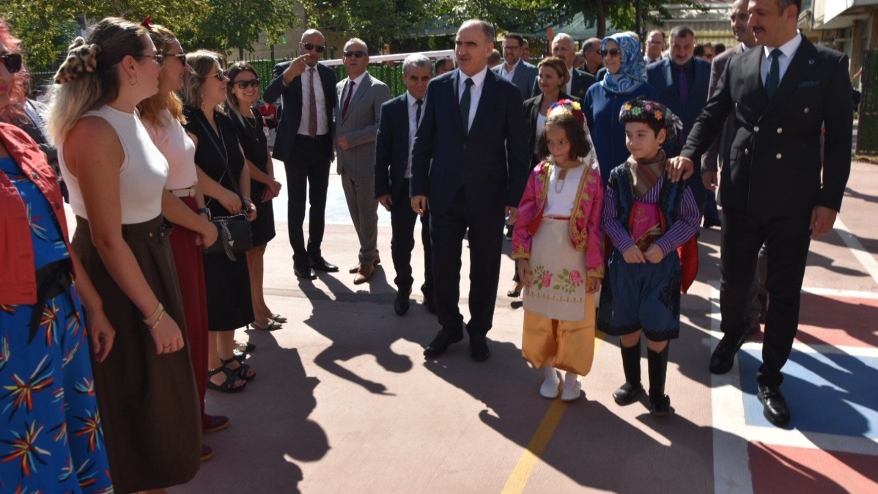 İlköğretim  kutlama Haftası'nda  Vali Vahdettin Özkan Öğrencilerle İlk Ders Zilini Çaldı