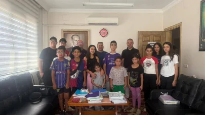 Akhisar Alevi Kültür Derneği’nden Öğrencilere 200 Defter ve Kalem Desteği