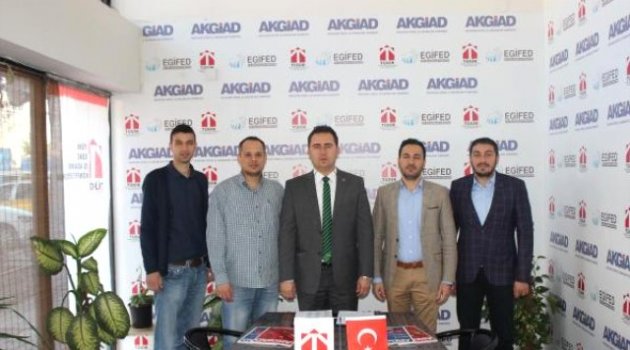 Akhisarlı İşadamlarından Sığınmacı Kampına Tepki