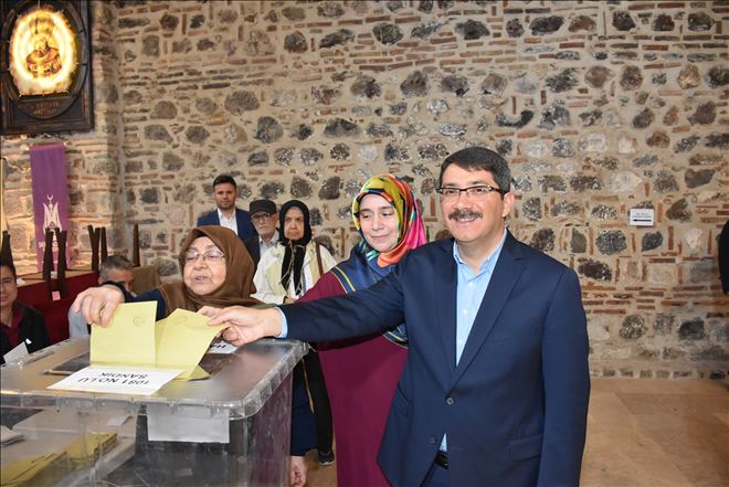 Başkan Çelik  ve Eşi Oyunu Kullandı