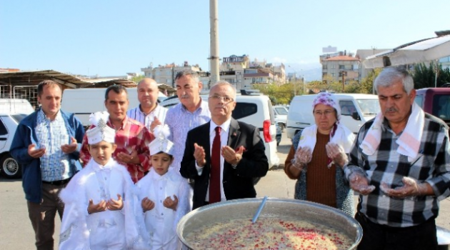 Bedesten Çarşı Esnafından Aşure Hayrı