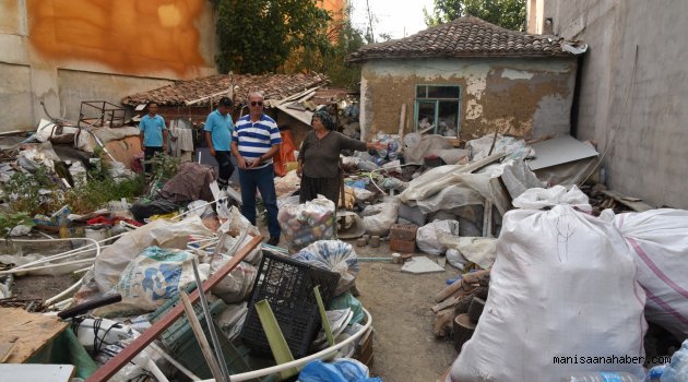 Bu Evden 12 Kamyon Çöp Çıktı