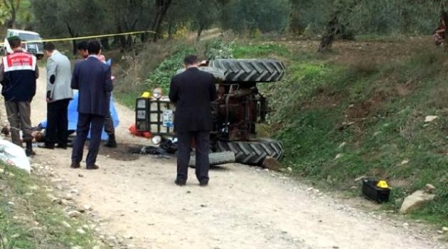 Devrilen Traktörün Altında Can Verdiler